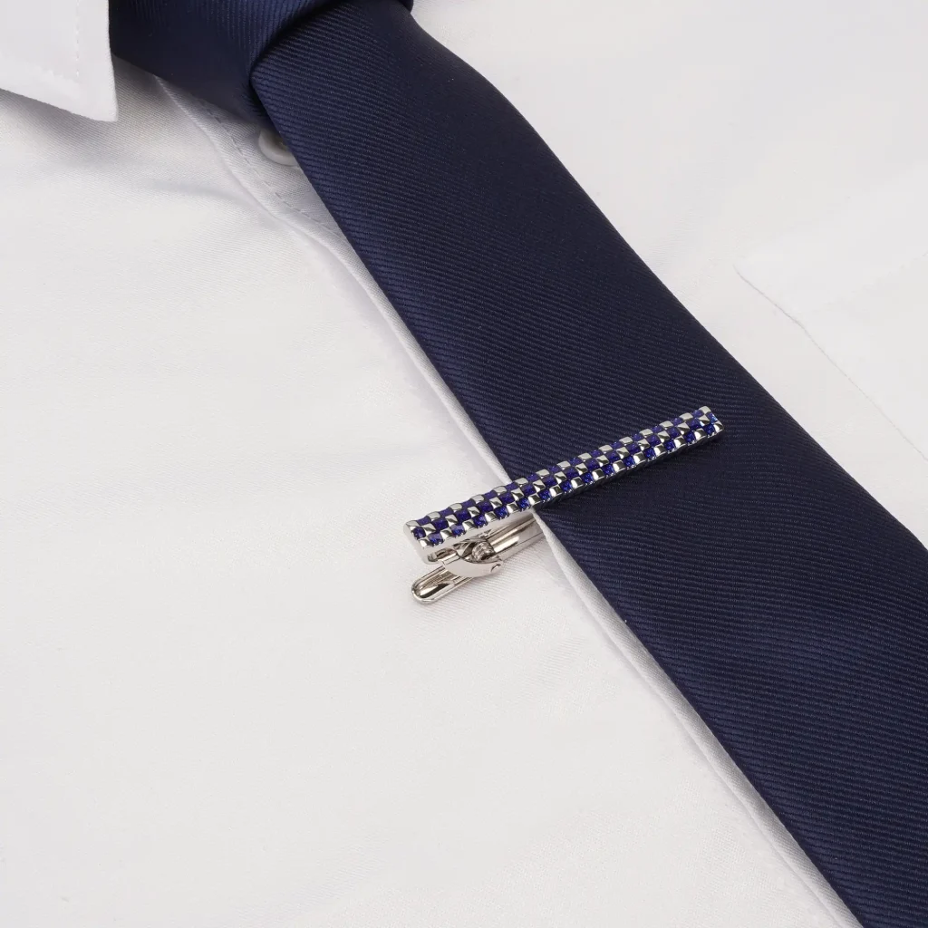 how to wear a tie clip