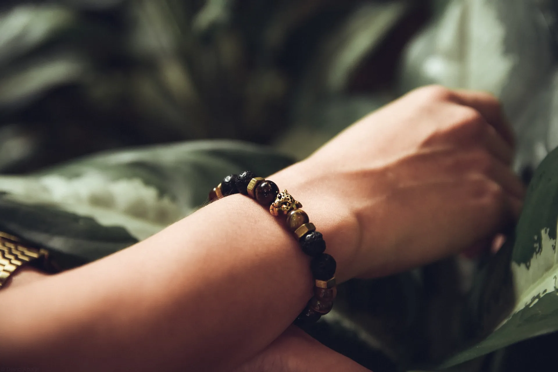 Which Hand Should You Wear Your Crystal Bracelet? - Solacely Co