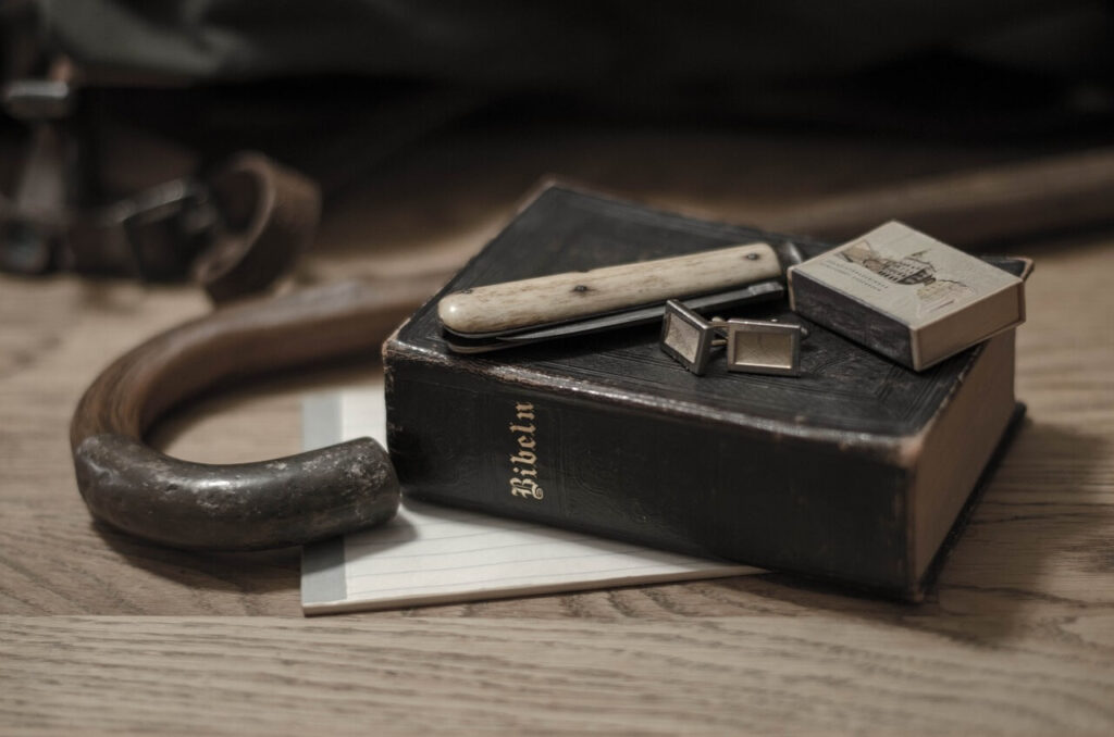 A Brief History of Cufflinks: From Ancient Origins to Modern Elegance 4 cufflinks history
