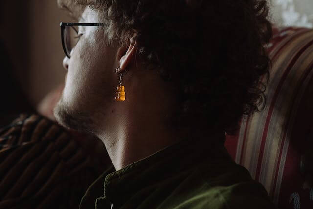 how come men can't wear jewelry