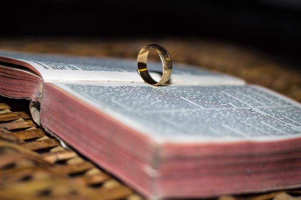 can men wear jewelry in the bible