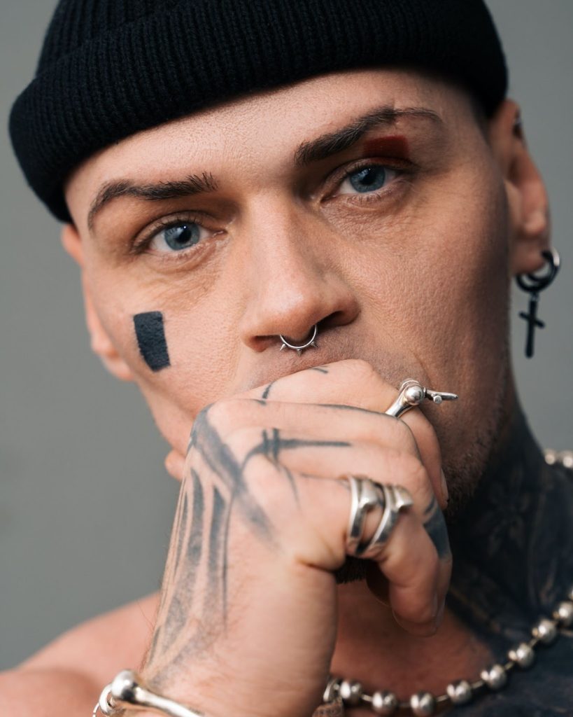 can men wear female jewelry